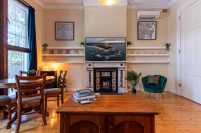 Peaceful and Stylish Petersham Aparttment with Parking